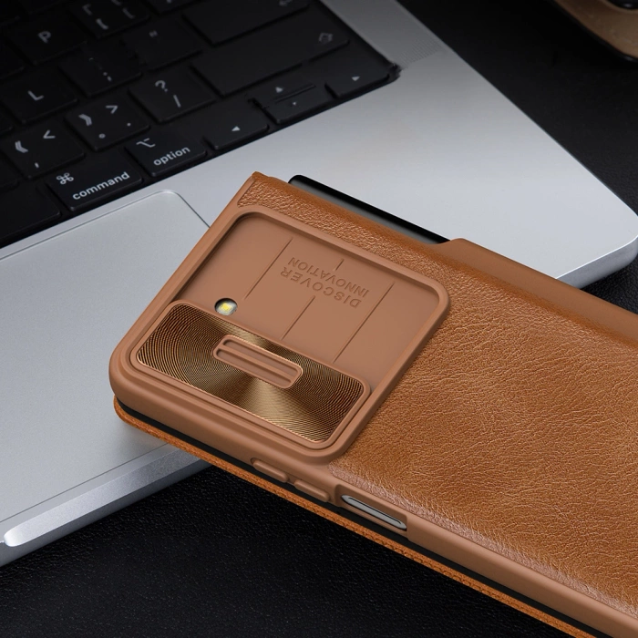 Skórzane etui z klapką i osłoną aparatu do Samsung Galaxy Z Fold 5 Nillkin Qin Leather Pro - złote