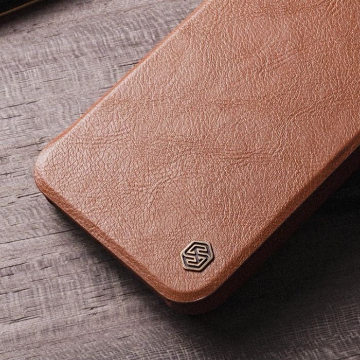 Skórzane etui z klapką osłoną aparatu do iPhone 15 Plus Nillkin Qin Pro Leather - brązowe