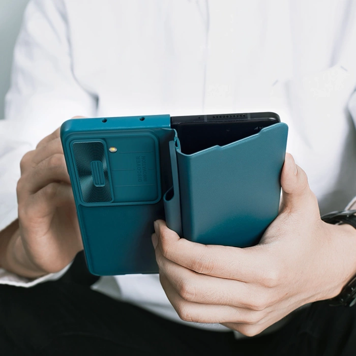 Skórzane etui z klapką i osłoną aparatu do Samsung Galaxy Z Fold 5 Nillkin Qin Leather Pro - złote